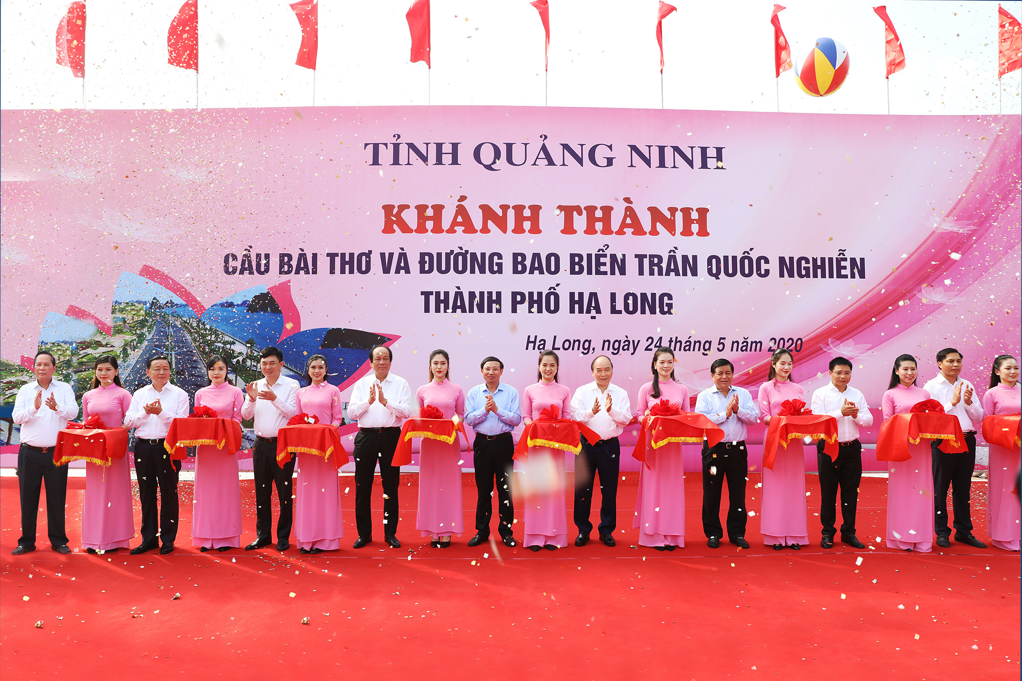 Trong khuôn khổ chuyến thăm và làm việc tại tỉnh, Thủ tướng Nguyễn Xuân Phúc dự và cắt băng khánh thành Đường bao biển Trần Quốc Nghiễn.