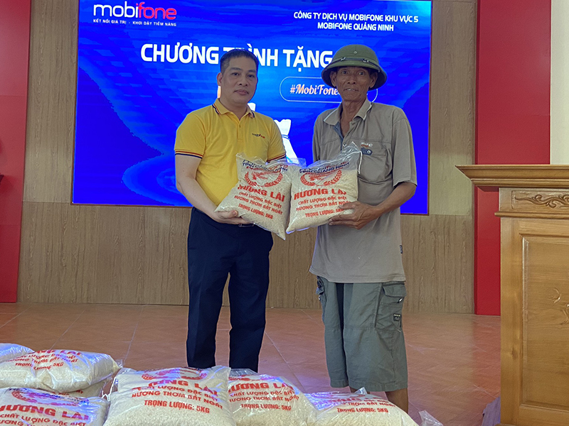 Lãnh đạo Mobifone Quảng Ninh tặng gạo cho hộ nghèo trên địa bàn xã Lê Lợi, TP Hạ Long.