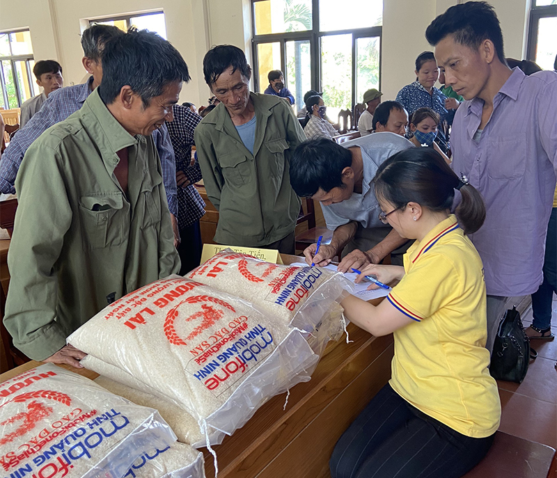 Bà con nhân dân xã Lê Lợi, TP Hạ Long nhận gạo miễn phí