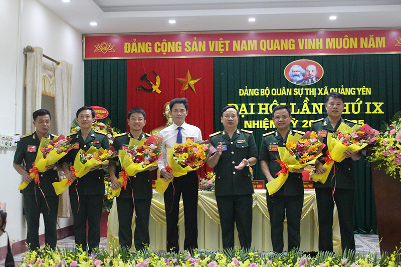 Ban Chấp hành Đảng bộ Quân sự TX Quảng Yên nhiệm kỳ 2020-2025 ra mắt Đại hội.