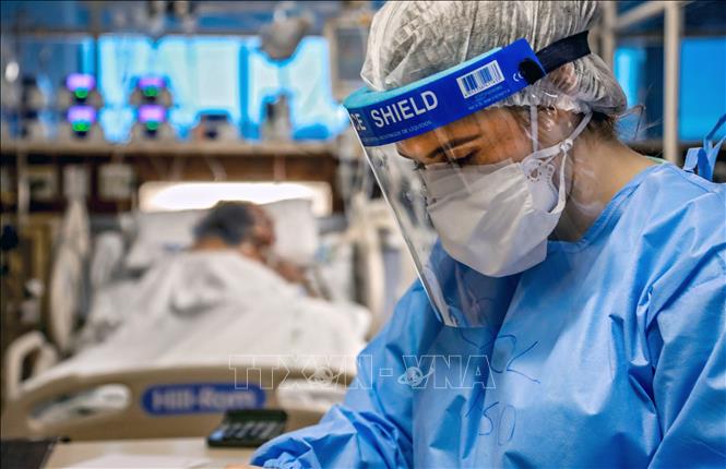 Trong ảnh: Bệnh nhân nhiễm COVID-19 được điều trị tại bệnh viện ở Porto Alegre, Brazil, ngày 15/4/2020. Ảnh: AFP/TTXVN