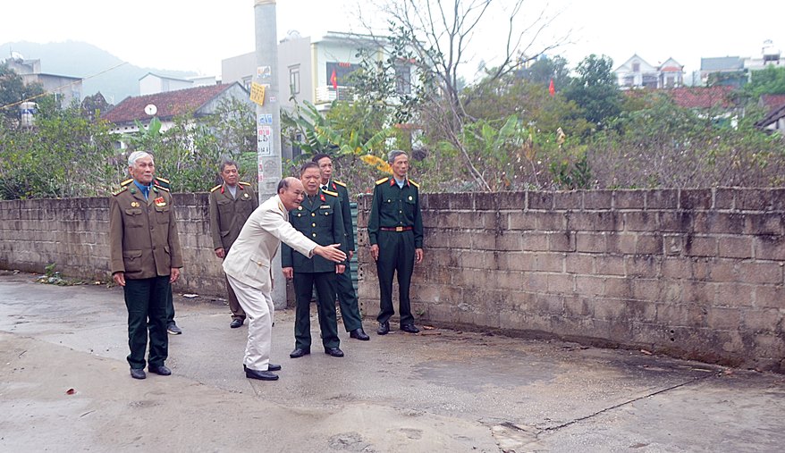 Chi hội CCB thôn Đông Thắng vận động nhân dân tham gia làm tuyến đường liên xóm (xã Đông Xá, huyện Vân Đồn).