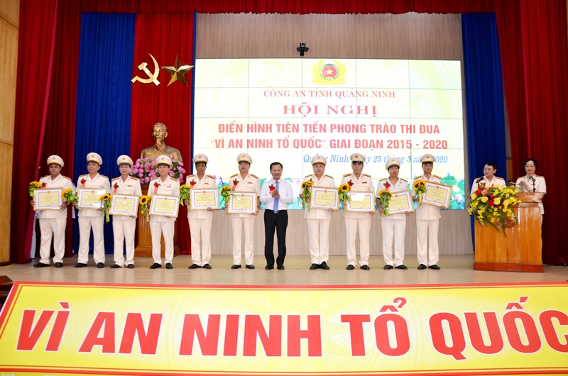 Đại diện 4 tập thể và 8 cá nhân nhận Bằng khen của UBND tỉnh Quảng Ninh  