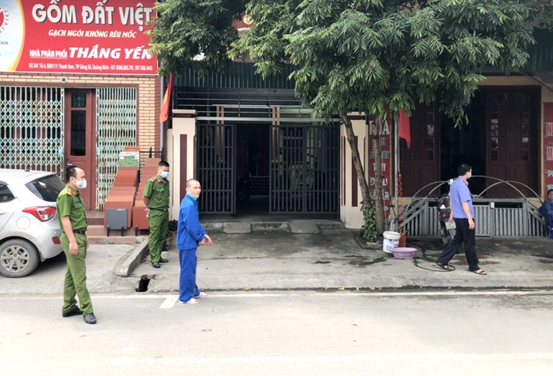 Đối tượng bị bắt trong chuyên án 0819.TS thực nghiệm lại hành vi trộm cắp xe máy trên địa bàn phường Thanh Sơn, TP Uông Bí.