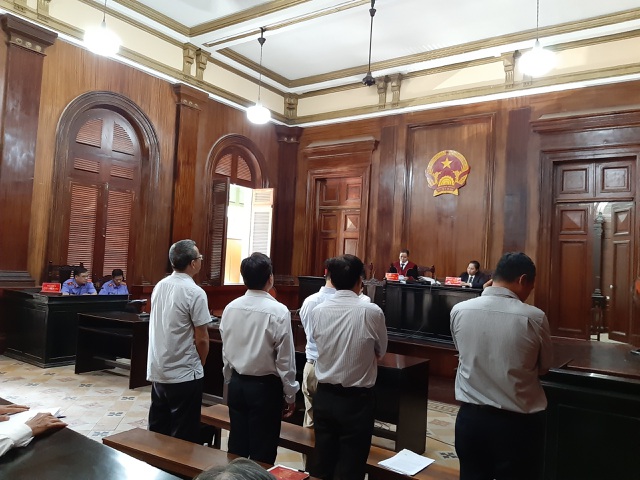 Các bị cáo nghe HĐXX tuyên án.