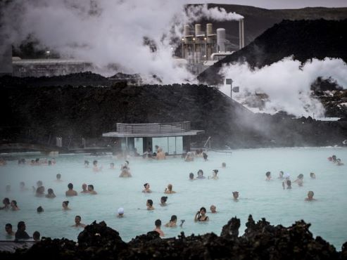 Blue Lagoon là điểm thu hút khách du lịch nổi tiếng nhất của Iceland. Ảnh: Getty 