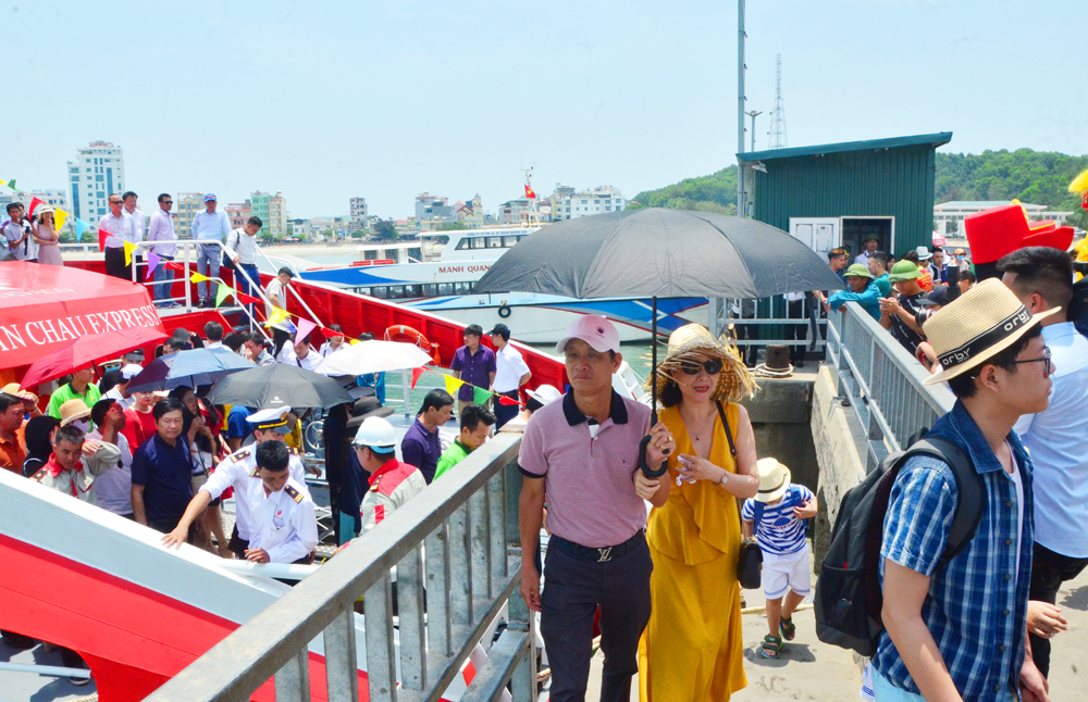 Du khách tham quan các tuyến biển đảo ở Quảng Ninh dịp cuối tuần vừa qua. 