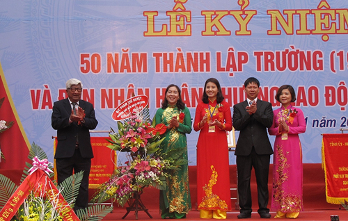 Ông Phạm Thế Duyệt chúc mừng thày trò Trường THPT Hoàng Quốc Việt (TX Đông Triều) nhân dịp kỷ niệm 50 năm thành lập và đón nhận Huân chương Lao động hạng Nhất năm 2015