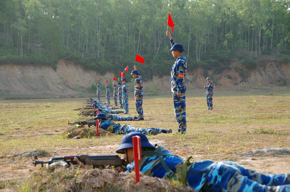 Chiến sĩ mới tại Lữ đoàn Hải quân 147 thực hành huấn luyện bắn súng. 