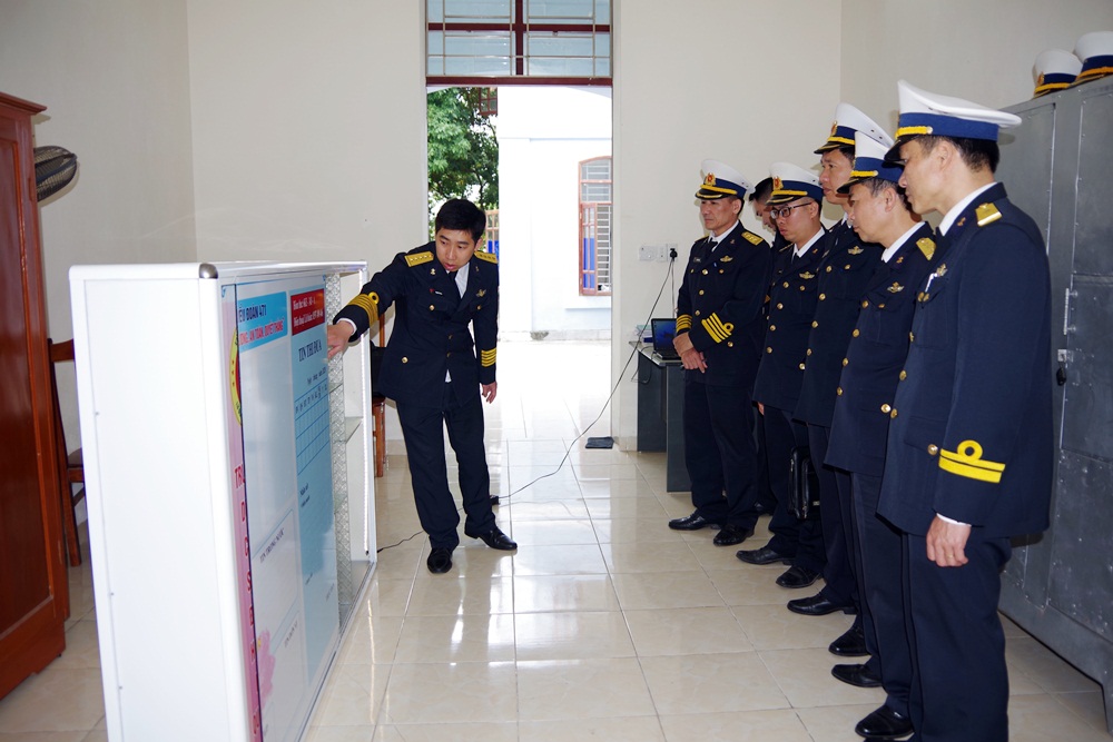Đại úy Phạm Viết Trung, Tiểu đoàn 471 giới thiệu về mô hình sáng kiến Bảng tin- Thư viện sách. 