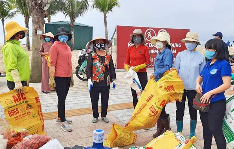 Hội viên phụ nữ trên địa bàn TP Hạ Long tham gia chiến dich làm sạch biển tháng 5 năm 2020