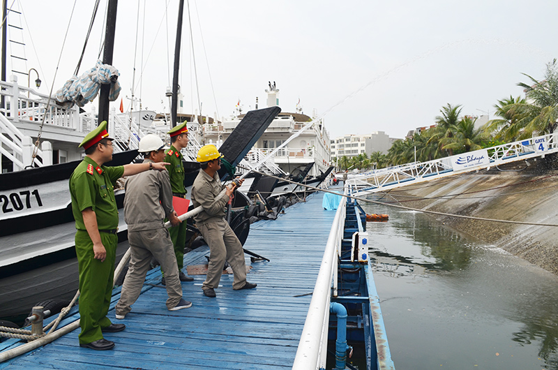 Đội Cảnh sát PCCC&CNCH trên sông, biển hướng dẫn thủy thủ, nhân viên một tàu du lịch trên Vịnh Hạ Long kỹ thuật sử dụng vòi chữa cháy.
