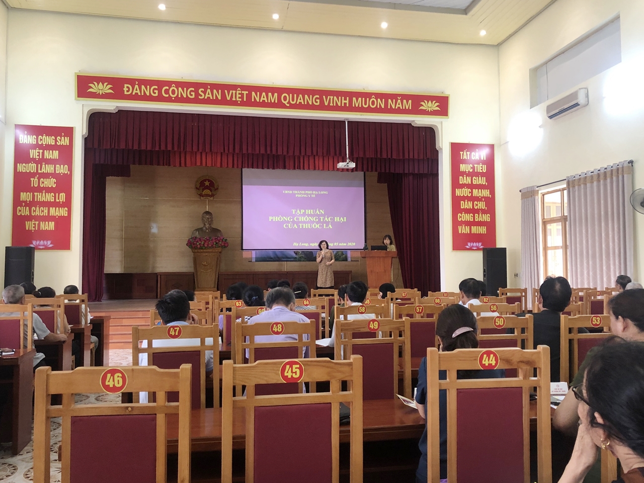 Phòng Y tế TP Hạ Long tổ chức tập huấn phòng chống tác hại của thuốc lá tại phường Hoành Bồ.