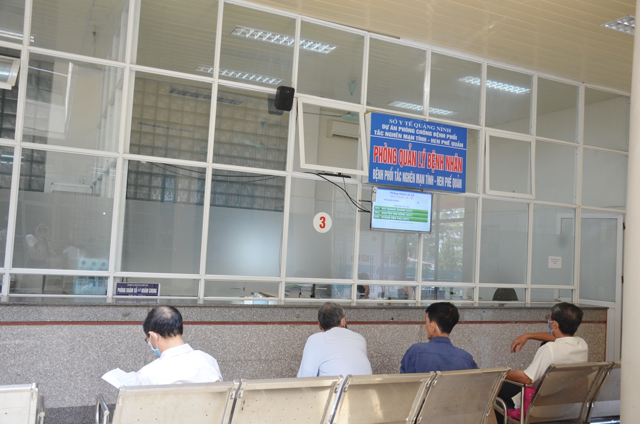 Người bệnh tắc nghẽn mãn tính chờ khám tại Bệnh viện Phổi Quảng Ninh.
