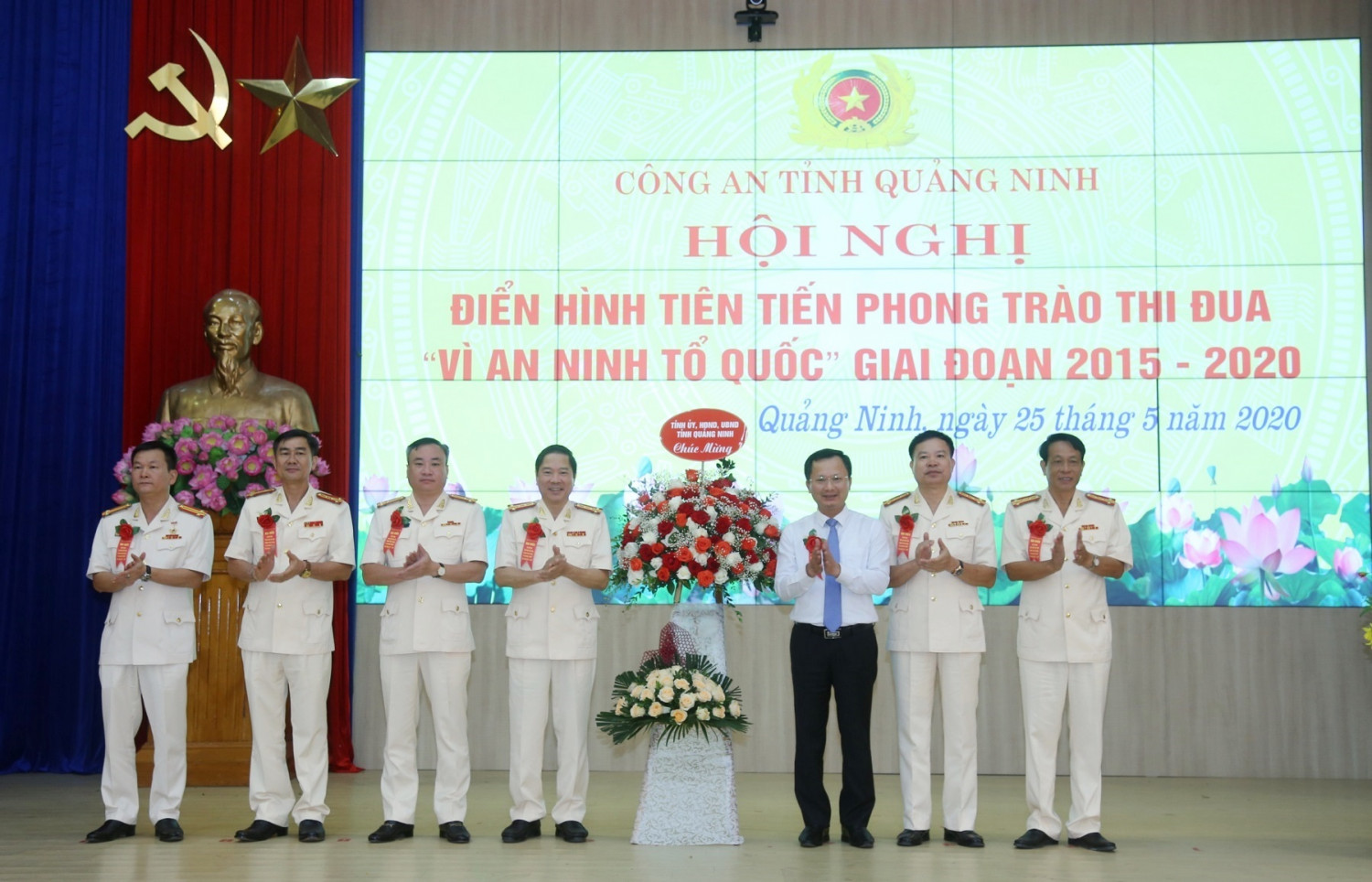 Đồng chí Cao Tường Huy, Phó Chủ tịch UBND tỉnh Quảng Ninh chúc mừng những thành tích đạt được của Công an Quảng Ninh trong 5 năm qua.