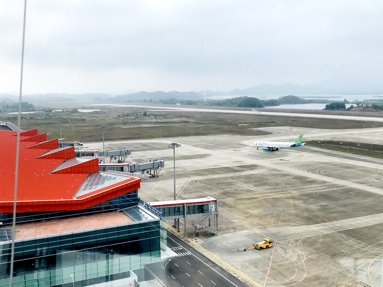 Cảng hàng không quốc tế Vân Đồn được đầu tư hiện đại, kết nối du lịch giữa các địa phương. 
