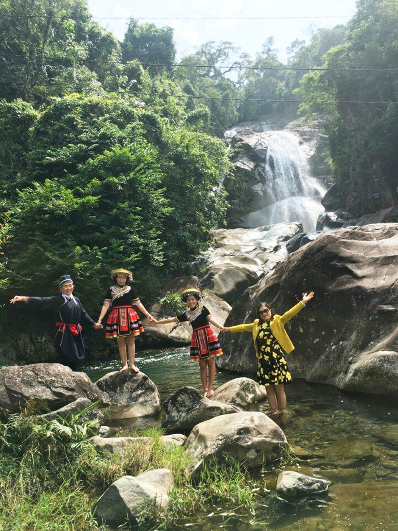 Vẻ đẹp tự nhiên của thác Khe Vằn thu hút du khách.