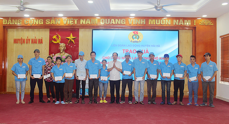 LĐLĐ huyện Hải Hà trao tặng 57 suất quà cho các đoàn viên công đoàn có hoàn cảnh khó khăn trên địa bàn huyện