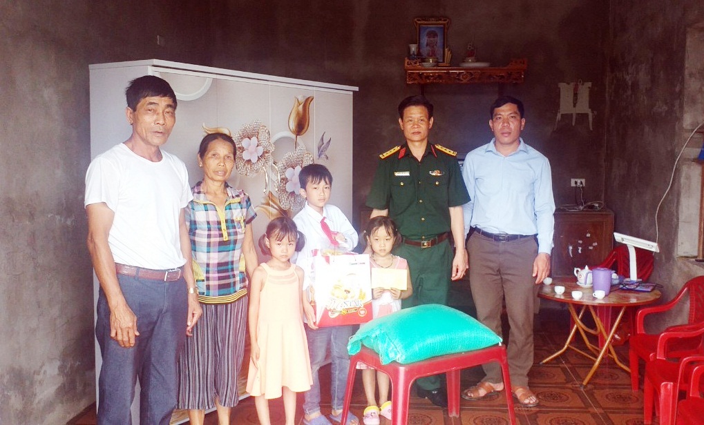 Ban CHQS huyện Tiên Yên trợ 500.000 đồng/tháng cho đến khi học hết trung học phổ thông đối em Trần Đức Khiêm, học sinh lớp 5, Trường Tiểu học Phong Dụ, huyện Tiên Yên. 
