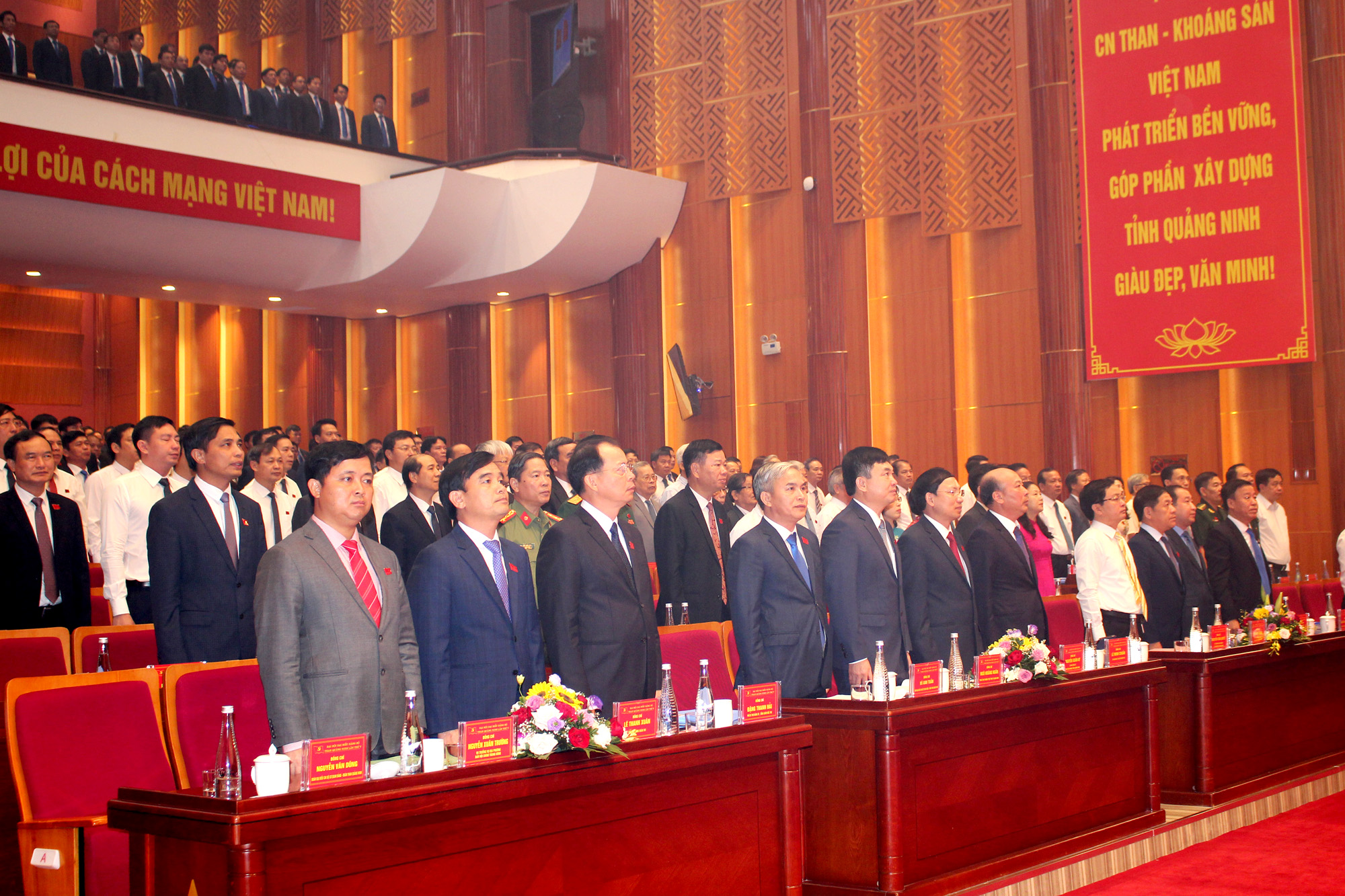 Các đại biểu dự Đại hội Đại biểu Đảng bộ Than Quảng Ninh lần thứ V, nhiệm kỳ 2020-2025 làm lễ chào cờ