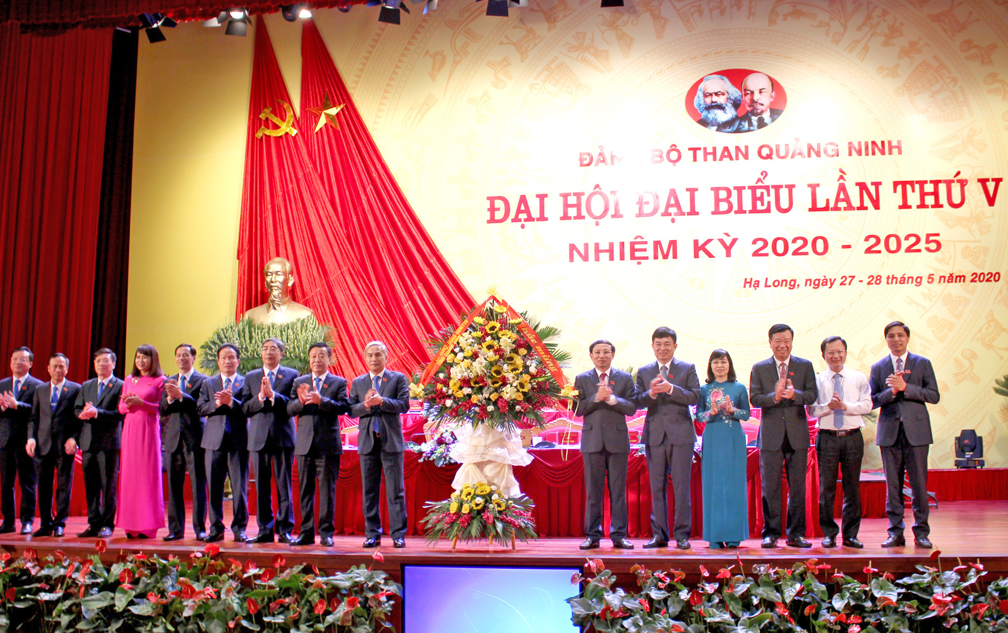 Các đồng chí lãnh đạo tỉnh tặng hoa chúc mừng Đại hội Đảng bộ Than Quảng Ninh.