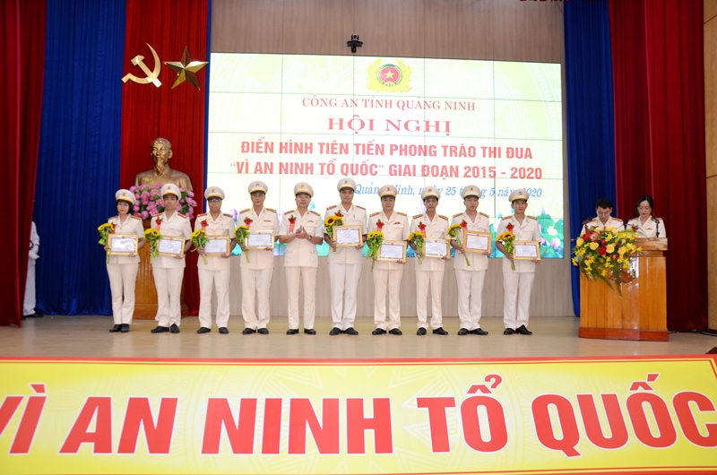 Thượng tá Phạm Văn Phú, Phó Trưởng phòng CSĐT tội phạm về ma túy là một trong số các cá nhân điển hình được nhận Bằng khen của Công an tỉnh.