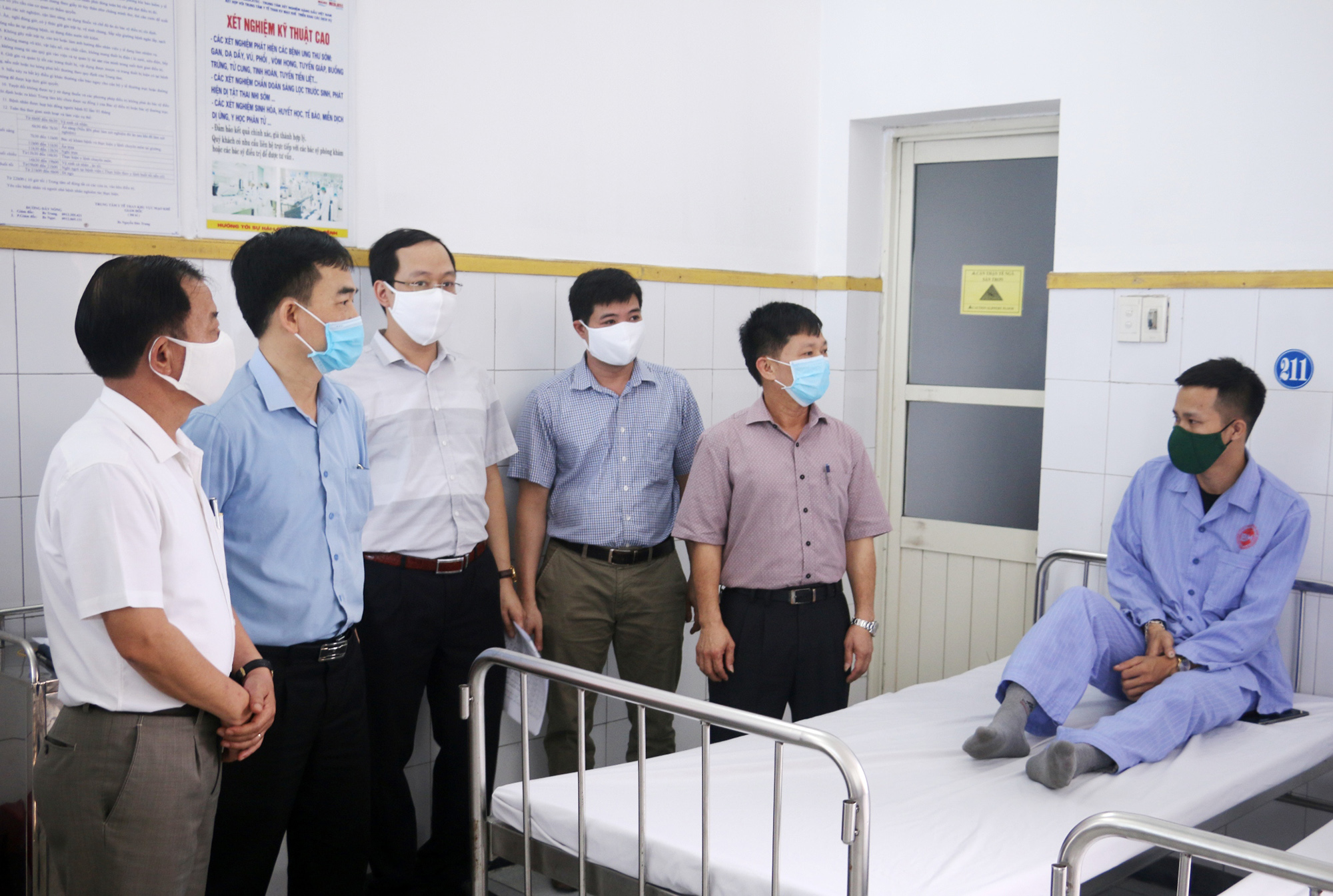 Lãnh đạo Công đoàn Công ty thăm hỏi người lao động đang phải điều trị tại bệnh viện trong Tháng Công nhân.