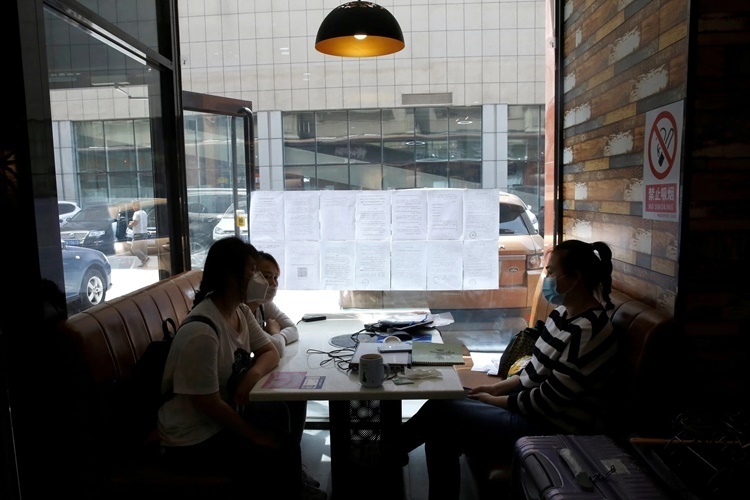 Phỏng vấn xin việc tại một nhà hàng ở Bắc Kinh. Ảnh: Reuters.