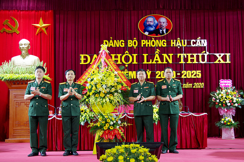 Đại tá Nguyễn Thanh Bình, Ủy viên Đảng ủy, Phó Chỉ huy trưởng Bộ CHQS tỉnh tặng hoa, chúc mừng Đại hội.