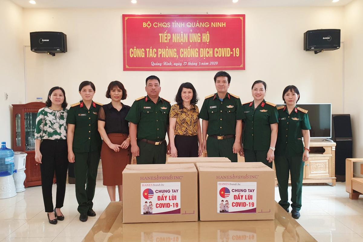 Đoàn công tác Hội LHPN tỉnh trao tặng khẩu trang cho lực lượng tham gia phòng chống dịch tại Trung đoànn 244.