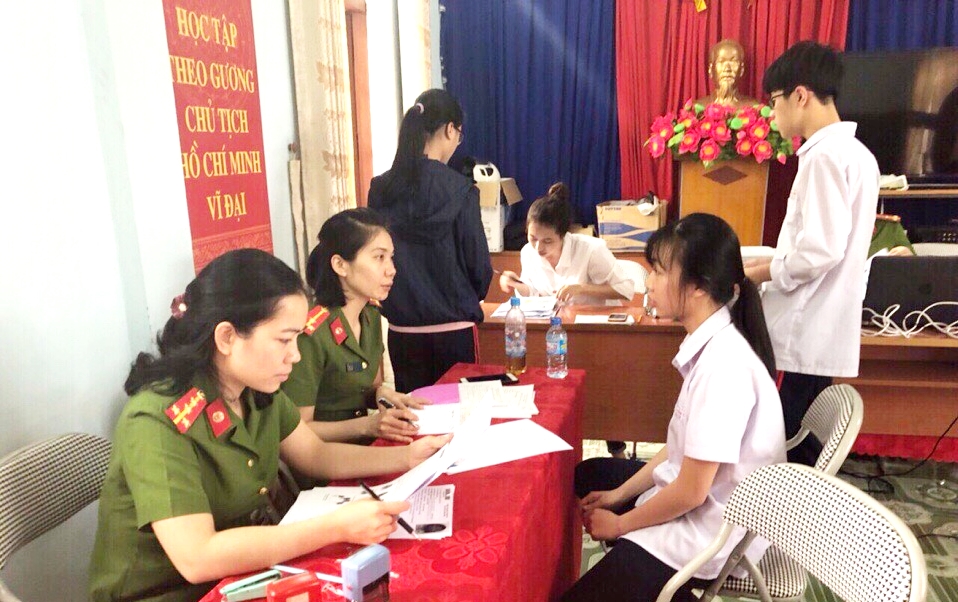 Công an TP Uông Bí tổ chức cấp CCCD lưu động cho các em học sinh trên địa bàn thành phố.
