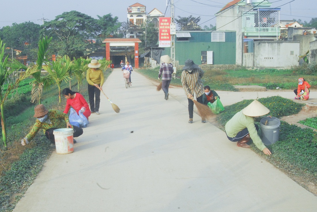 Người dân thôn Bãi 2, xã Tiền An (TX Quảng Yên) duy trì nền nếp phong trào Ngày Chủ nhật xanh, dọn vệ sinh đường ngõ xóm.