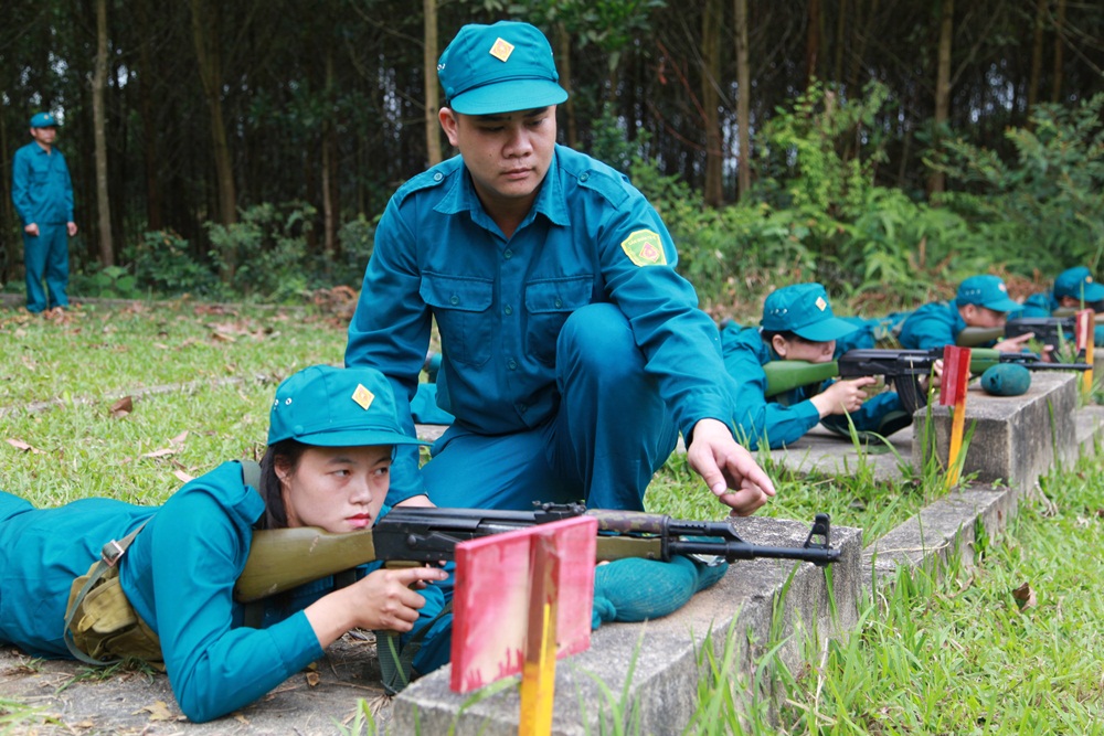 Lực lượng dân quân xã Đông Ngũ thực hành nội dung huấn luyện bắn súng. 