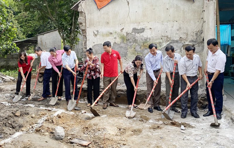 Lãnh đạo Hội Chữ thập đỉnh tỉnh, TP Uông Bí và chính quyền địa phương khởi công xây nhà nhân đạo cho bà Vũ Thị Ngắm ở 