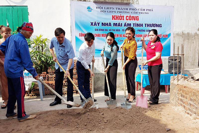 Các đại biểu tham gia khởi công xây dựng nhà Mái ấm tình thương cho gia đình bà Vũ Thị Hòa