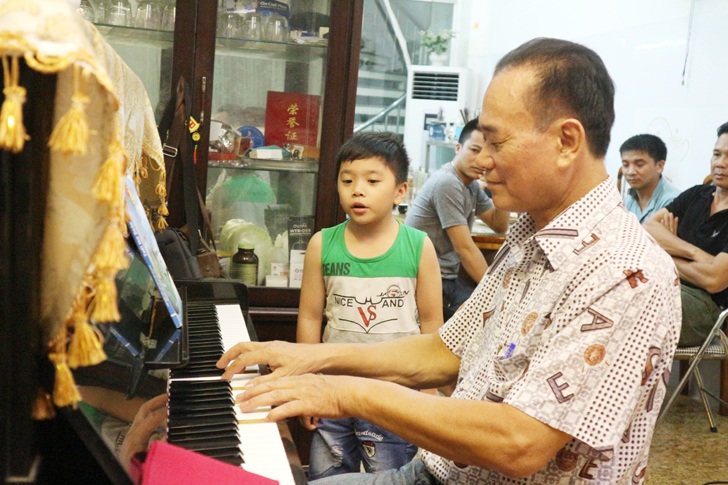 Nhạc sĩ Đỗ Hòa An dạy bé Kim Huy hát.