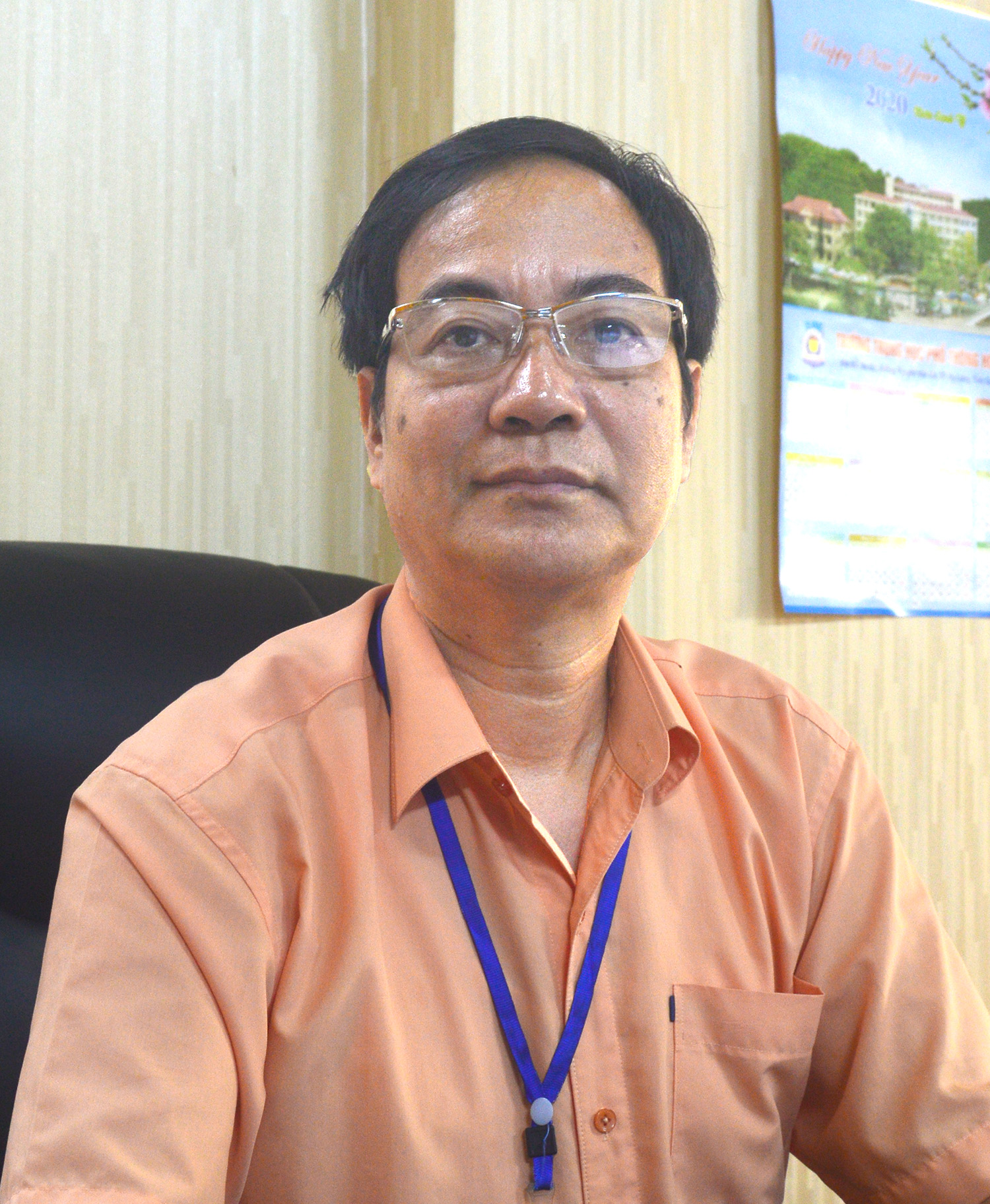 Thầy Nguyễn Linh, Hiệu trưởng trường THPT Hòn Gai.