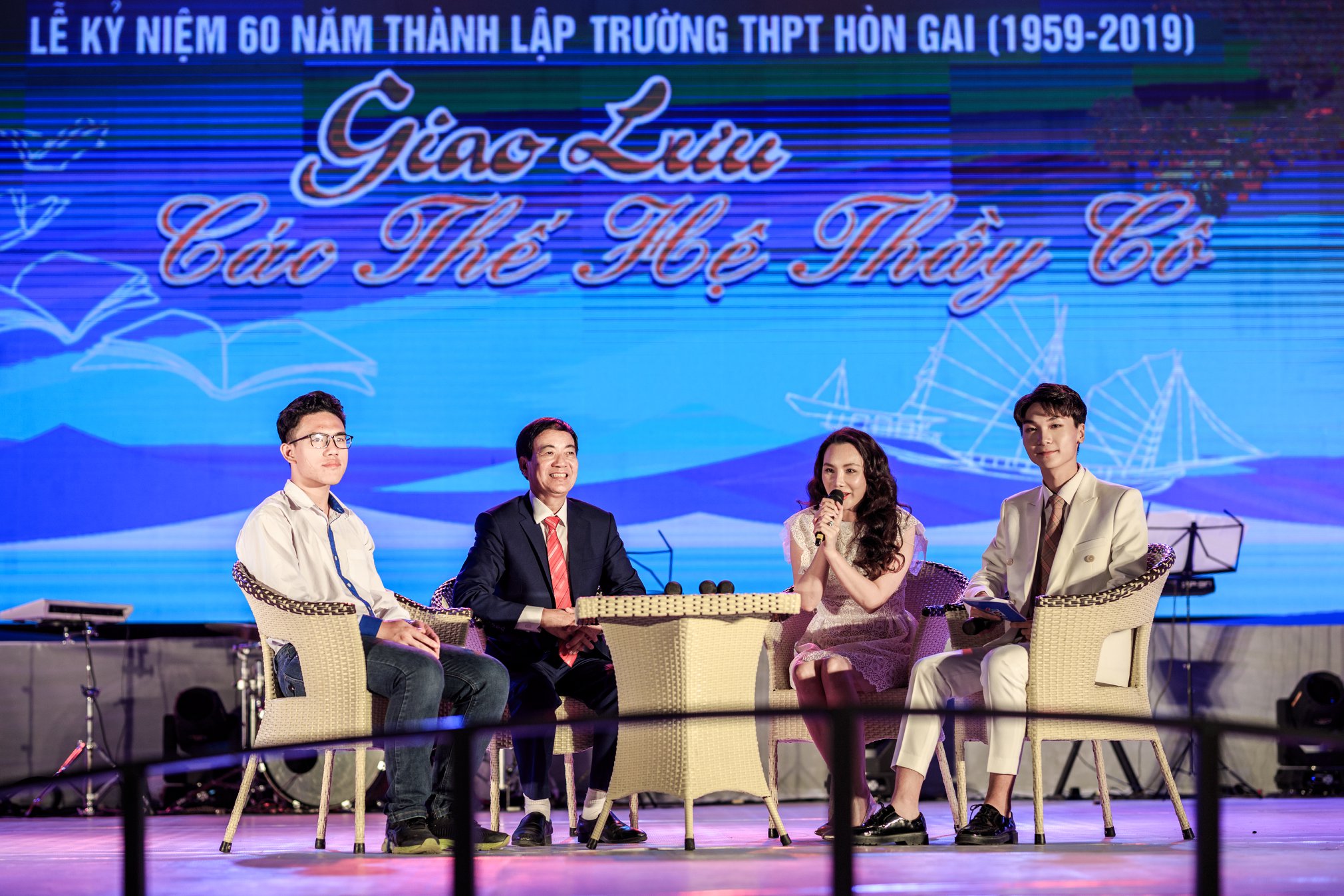 Thầy Nguyễn Linh (thứ 2, từ trái sang) trong chương trình giao lưu các thế hệ thầy cô tại Lễ kỷ niệm 60 năm thành lập trường THPT Hòn Gai. 