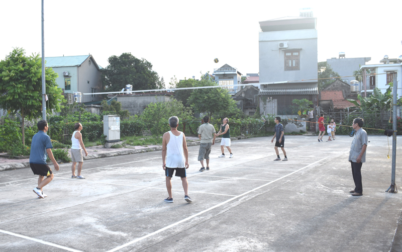 Người dân khu phố Hòn Một, phường Cẩm Bình biết tận dụng các khoảng trống khu dân cư gần nhà văn hóa để hoạt động thể thao.