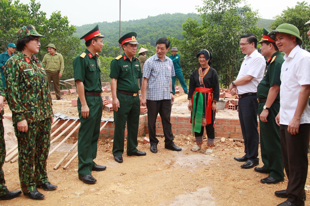 Cán bộ, chiến sĩ LLVT thành phố tham gia sửa chữa nhà cho gia đình ông Nguyễn Văn Hồng, thôn 5, xã Cẩm Hải (TP Cẩm Phả).