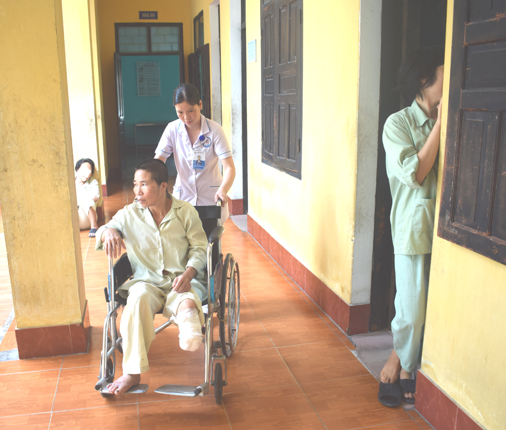 Bệnh nhân Vũ Thị Ngà bị tai nạn giao thông cụt chân khi lang thang ngoài đường.