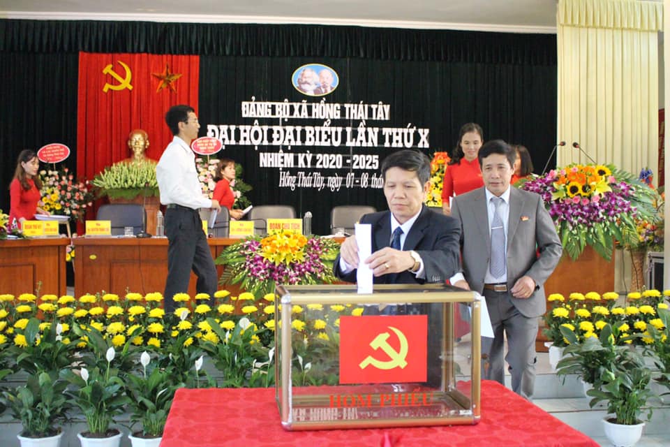 Bỏ phiếu bầu cử tại Đại hội đại biểu Đảng bộ xã Hồng Thái Tây. (Ảnh: Trung tâm TT-VH Đông Triều cung cấp).