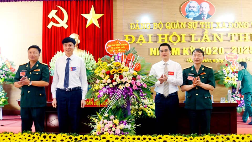 Lãnh đạo TX Đông Triều tặng hoa chúc mừng Đại hội Đảng bộ Quân sự thị xã. (Ảnh: Trung tâm TT-VH Đông Triều cung cấp).