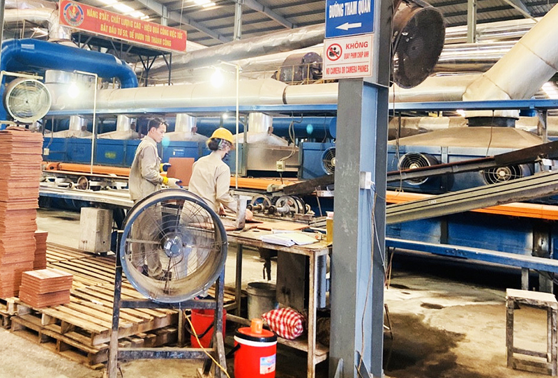 Không khí làm việc ăn khớp, nhịp nhàng tại Công ty CP gốm Đất Việt.