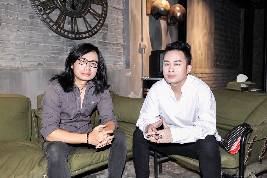 Tùng Dương (phải) và Trần Tuấn Hùng đồng sản xuất MV. Ảnh: Eclips Pictures.