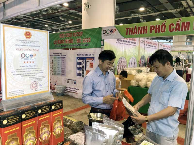 Gian hàng của TP Cẩm Phả tại Hội chợ OCOP Quảng Ninh - Hè 2020. Ảnh: Minh Đức