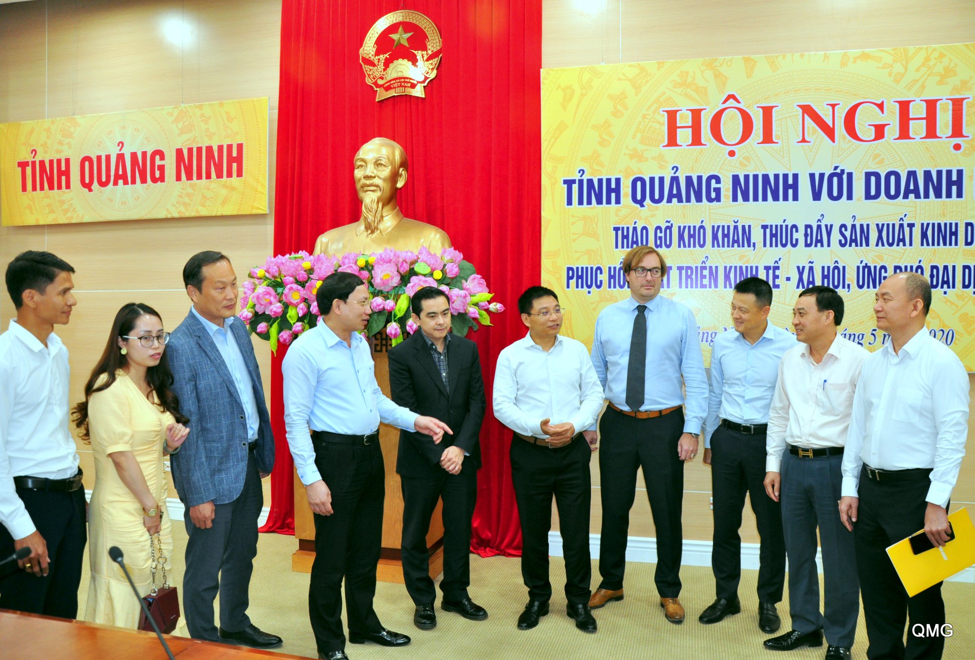 Các đồng chí lãnh đạo tỉnh trò chuyện với đại diện các doanh nghiệp bên lề lễ công bố DDCI tỉnh Quảng Ninh năm 2019 vừa được tổ chức ngày 