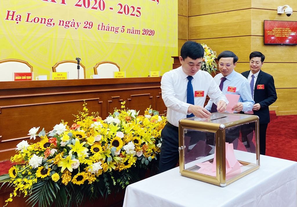 Các đại biểu tiến hành bấu Ban Chấp đảng Đảng bộ Cơ quan văn phòng tỉnh ủy nhiệm kỳ 2020-2025.