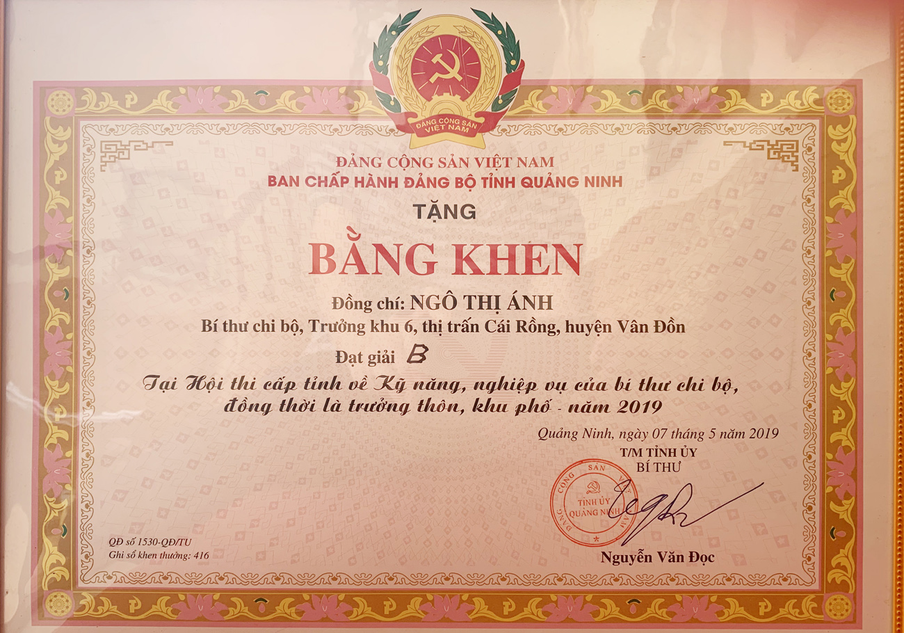 Ban Chấp hành Đảng bộ tỉnh tặng Bằng khen cho đồng chí Ngô Thị Ánh.