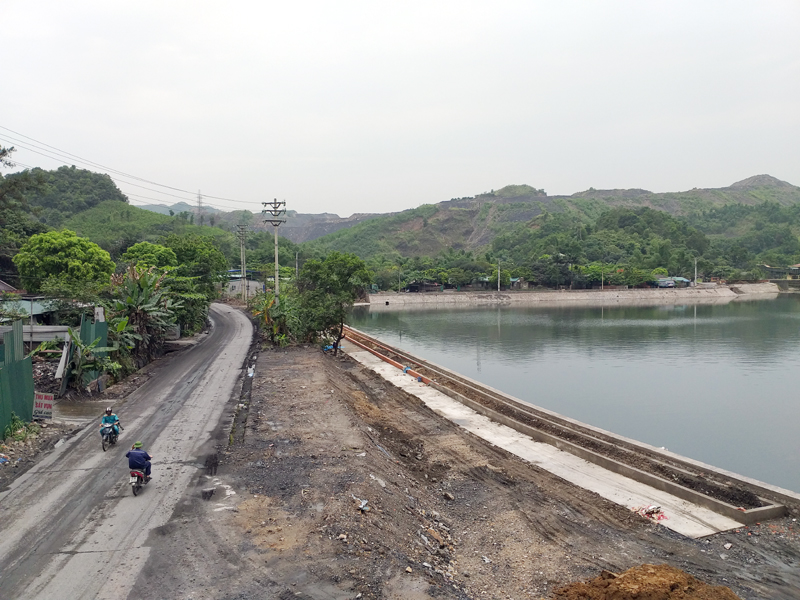 Hồ cải tạo môi trường giữa khu dân cư thôn Khe Sím, xã Dương Huy, được Công ty Than Quang Hanh triển khai góp phần phòng, chống lụt bão và cải tạo môi trường.